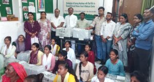 प्रशिक्षित युवतियों को सिलाई मशीन वितरित
