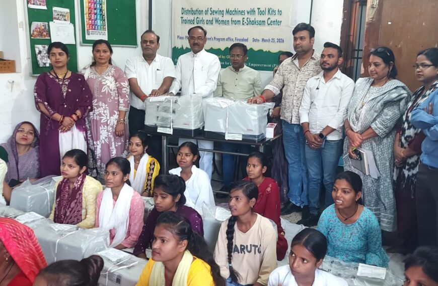 प्रशिक्षित युवतियों को सिलाई मशीन वितरित