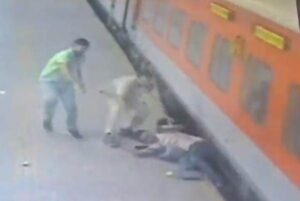 मथुरा जंक्शन पर चलती ट्रेन से गिरा यात्री,&hellip;