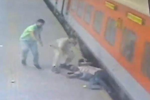 मथुरा जंक्शन पर चलती ट्रेन से गिरा यात्री, आरपीएफ सिपाही ने बचाई जान