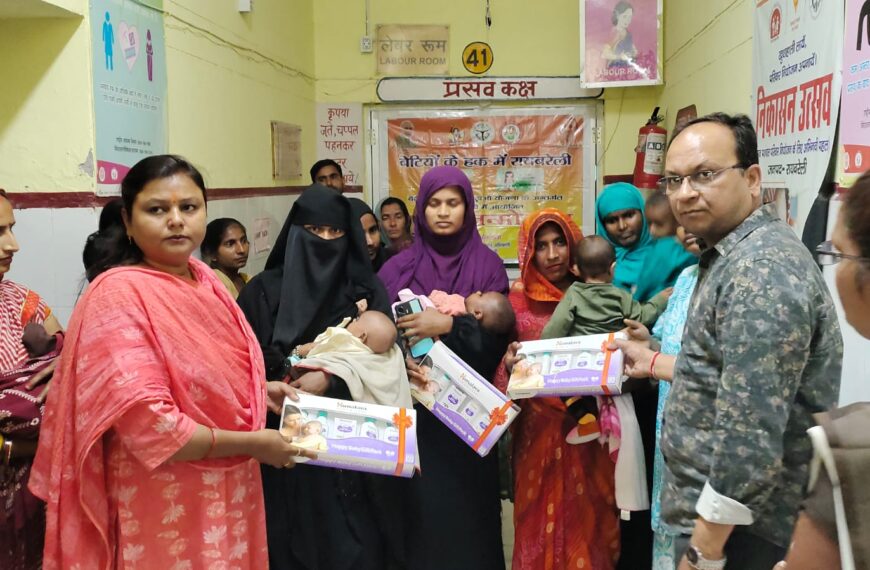 कन्या जन्मोत्सव कार्यक्रम में 7 बच्चियों को बेबी किट व मिठाई वितरित