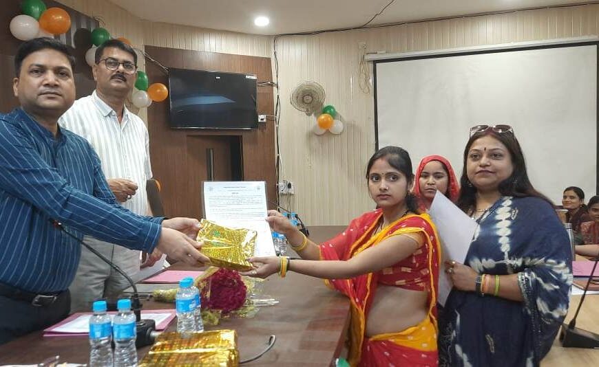 рдЖрдВрдЧрдирдмрд╛рдбрд╝реА рдХрд╛рд░реНрдпрдХрддреНрд░рд┐рдпреЛрдВ рд╡ рдореБрдЦреНрдп рд╕реЗрд╡рд┐рдХрд╛рдУрдВ рдХреЛ рд╕реАрдбреАрдУ рдиреЗ…