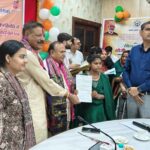 आंगनबाड़ी कार्यकत्रियों को नियुक्ति पत्र व स्मार्टफोन वितरित किए