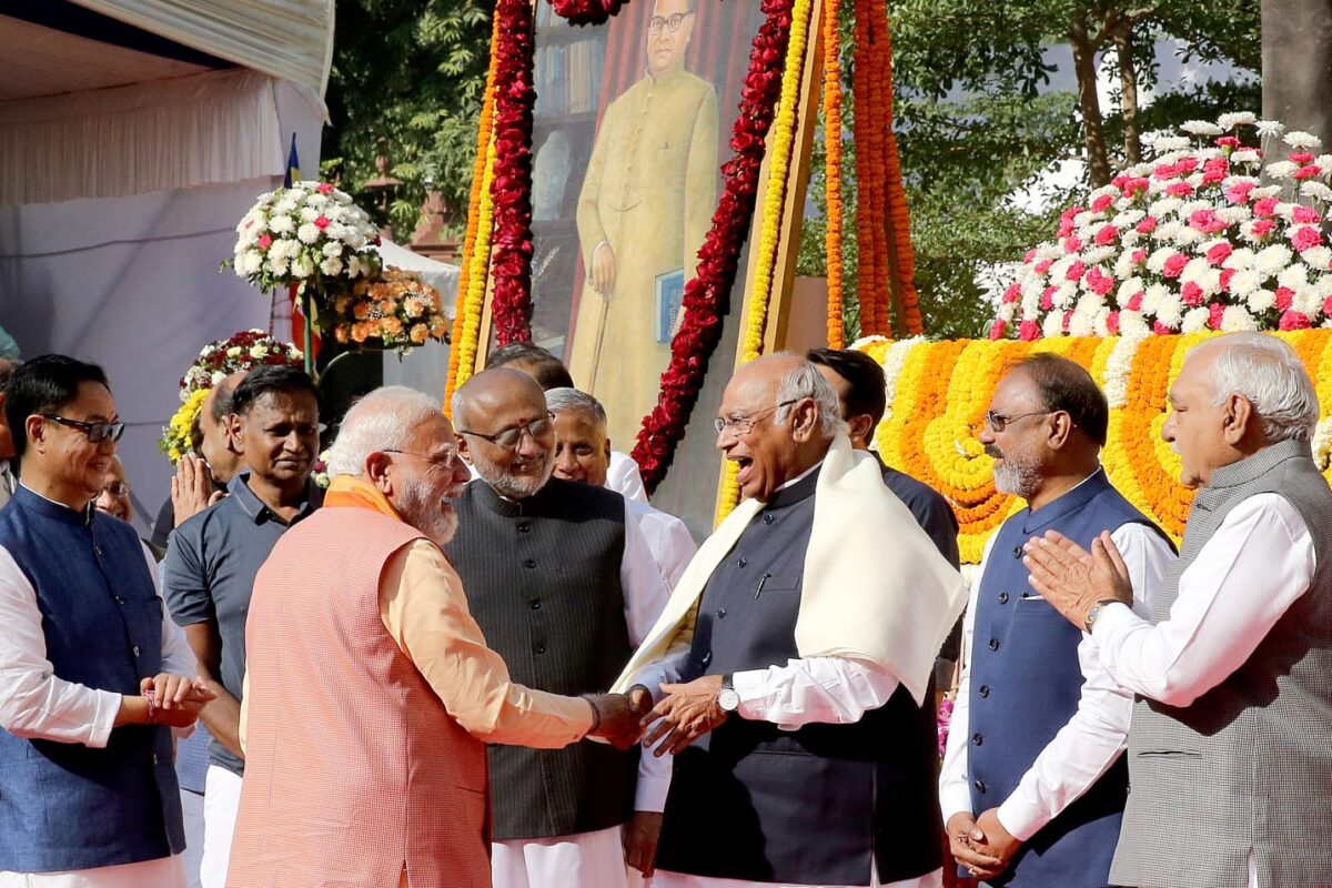 प्रेरणा स्थल पर प्रधानमंत्री ने बाबा साहेब को अर्पित की पुष्पांजलि