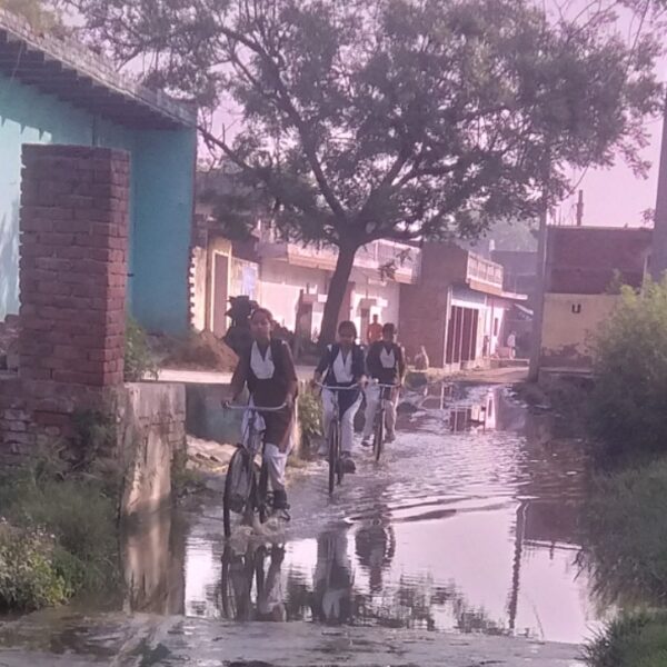 सीकुर-अकबरपुर मार्ग पर जलभराव से जनजीवन प्रभावित