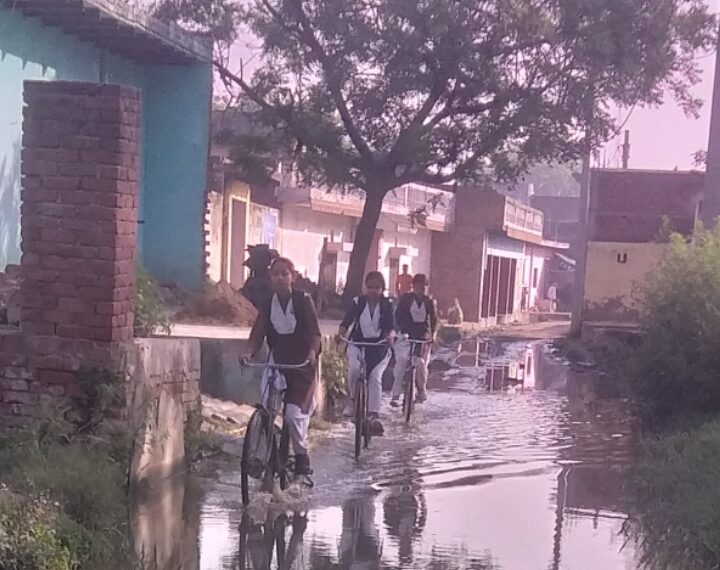 सीकुर-अकबरपुर मार्ग पर जलभराव से जनजीवन प्रभावित