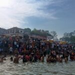 चैत्र पूर्णिमा और हनुमान जयंती पर गंगा घाटों में उमड़ा आस्था का सैलाब
