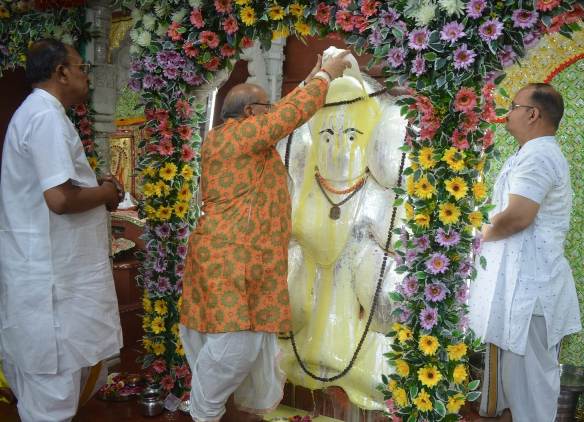 हनुमान जन्मोत्सव पर भव्य अभिषेक और सजा राम दरबार, श्रद्धालुओं की उमड़ी भीड़