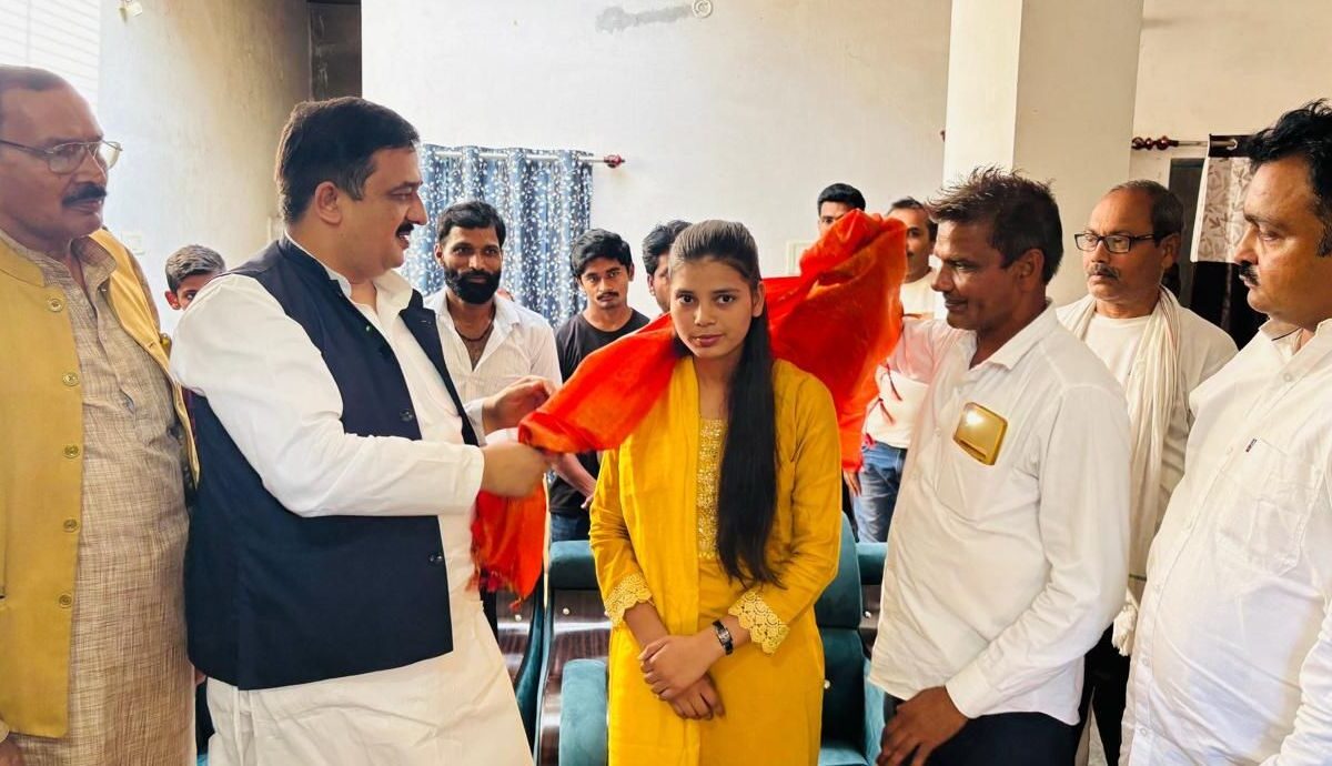 यूपीपीसीएस 2024 में चयनित अभ्यर्थियों को कांग्रेस नेता ने किया सम्मानित