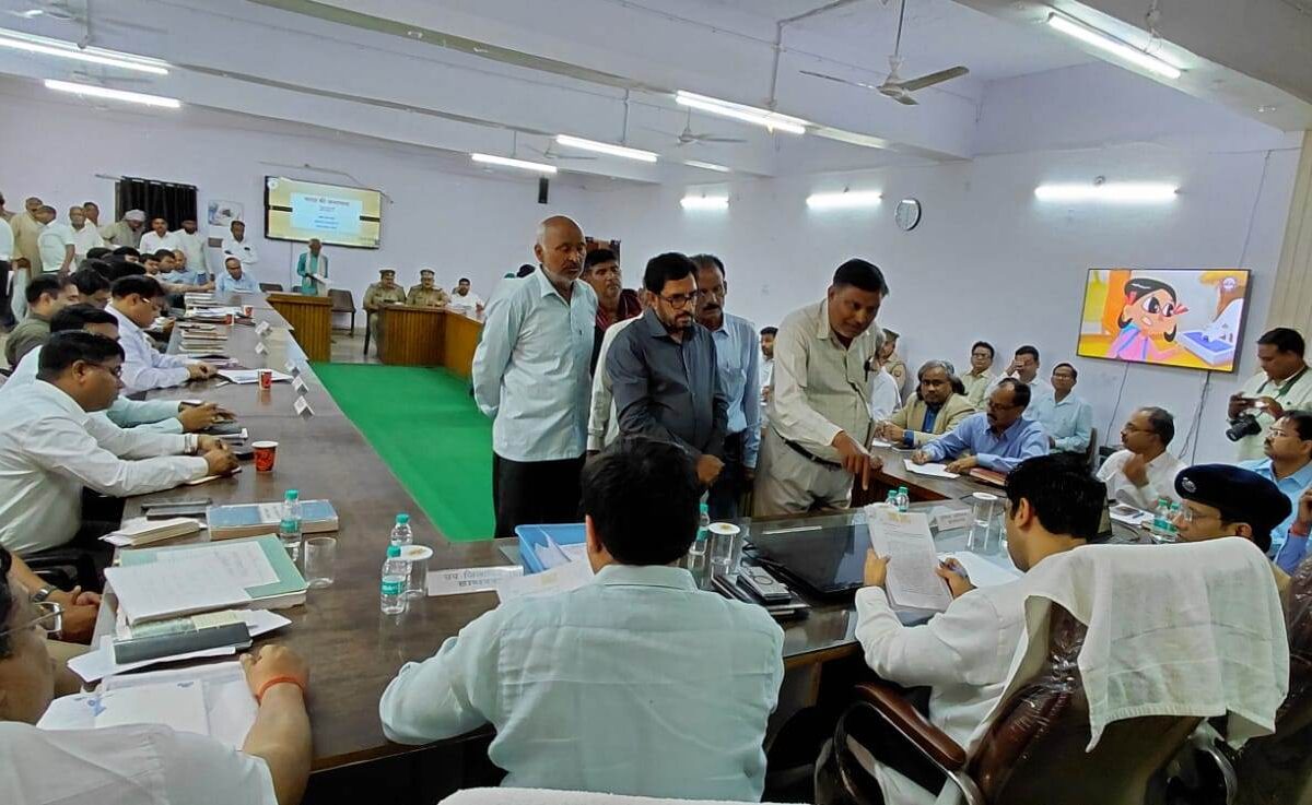 समाधान दिवस में शिकायतों के निस्तारण की धीमी रफ्तार, फरियादियों में निराशा