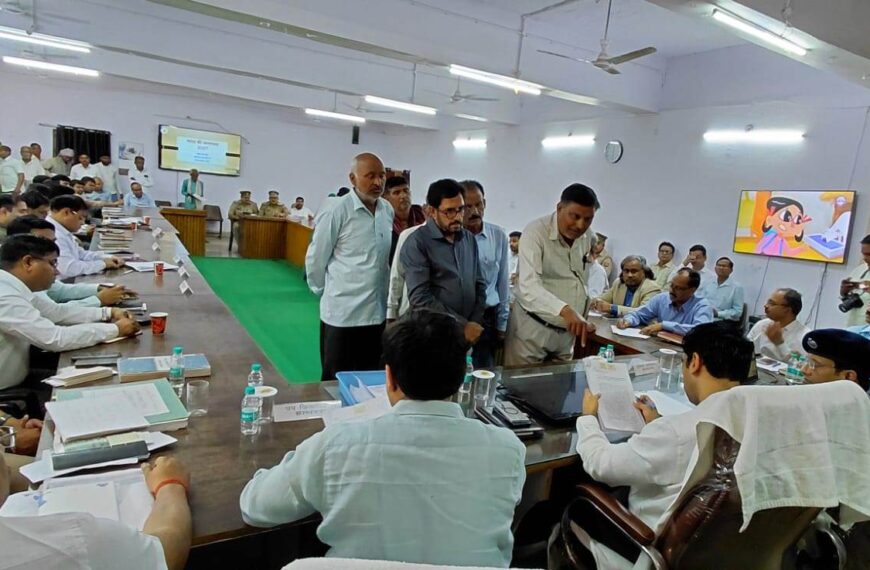 समाधान दिवस में शिकायतों के निस्तारण की धीमी रफ्तार, फरियादियों में निराशा