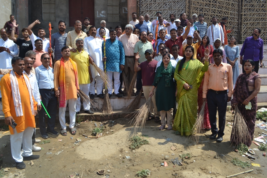 भाजपा स्थापना दिवस पर स्वच्छता अभियान, जनप्रतिनिधियों ने दिया संदेश