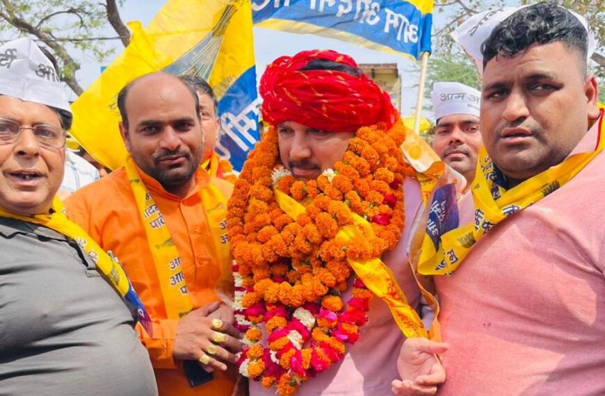 राज्यसभा सांसद संजय सिंह ने चौधरी चरण सिंह की प्रतिमा पर माल्यार्पण कर किया नमन