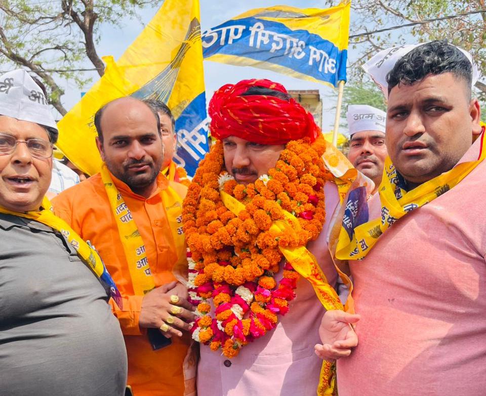 राज्यसभा सांसद संजय सिंह ने चौधरी चरण सिंह की प्रतिमा पर माल्यार्पण कर किया नमन