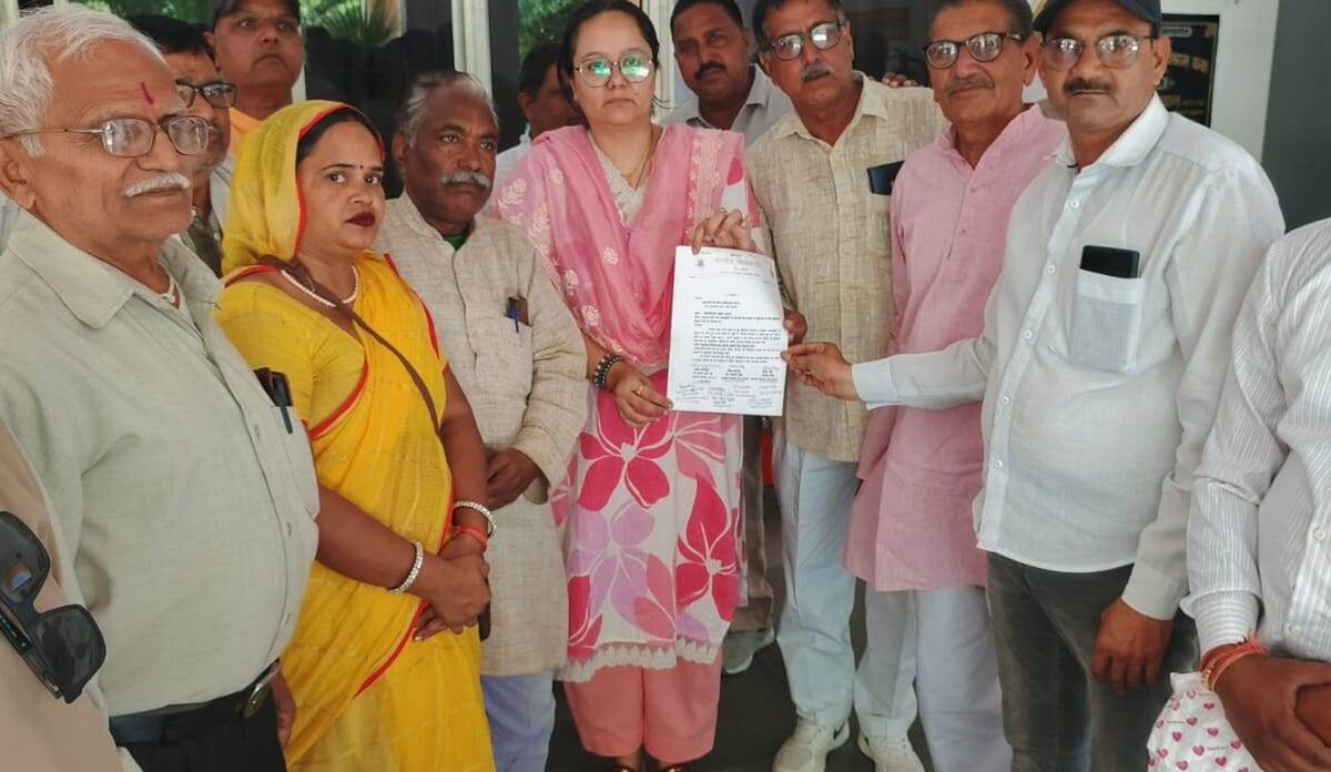 आंधी-बारिश से फसलें तबाह, मुआवजे की मांग को लेकर किसानों का प्रदर्शन