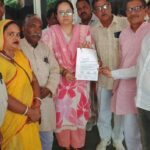 आंधी-बारिश से फसलें तबाह, मुआवजे की मांग को लेकर किसानों का प्रदर्शन