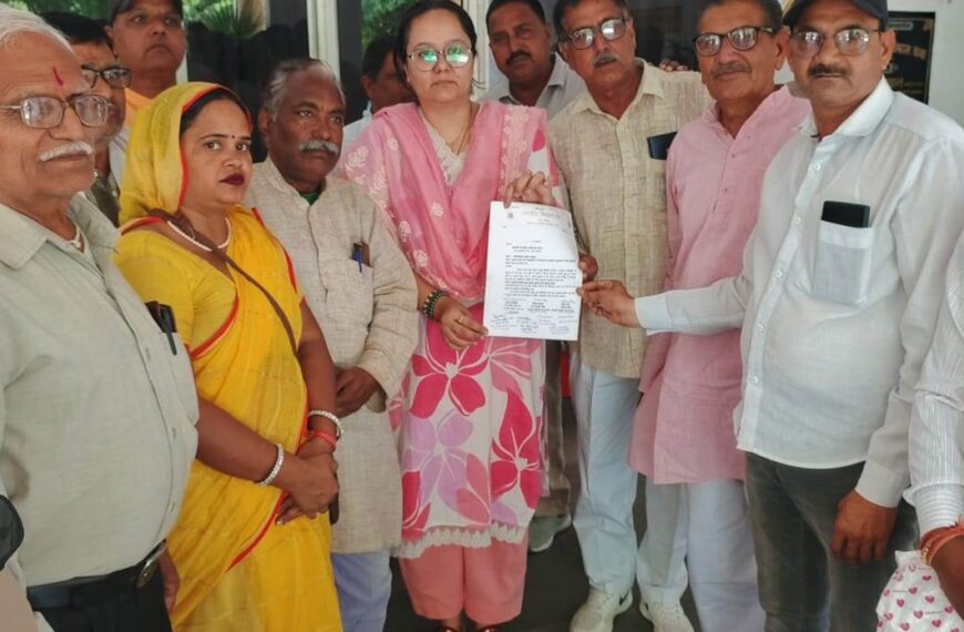 आंधी-बारिश से फसलें तबाह, मुआवजे की मांग को लेकर किसानों का प्रदर्शन