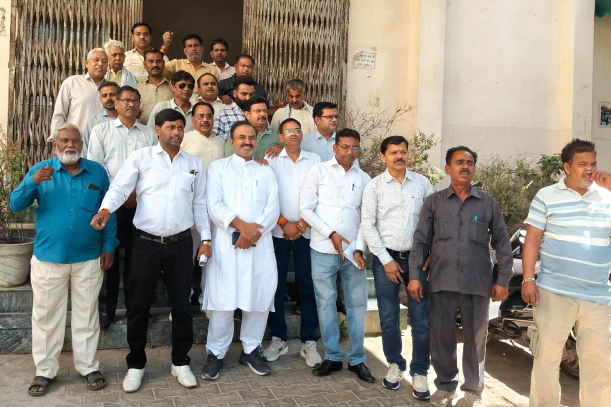 प्रीपेड स्मार्ट मीटर पर रोक लगाने की मांग, व्यापारियों ने सौंपा ज्ञापन