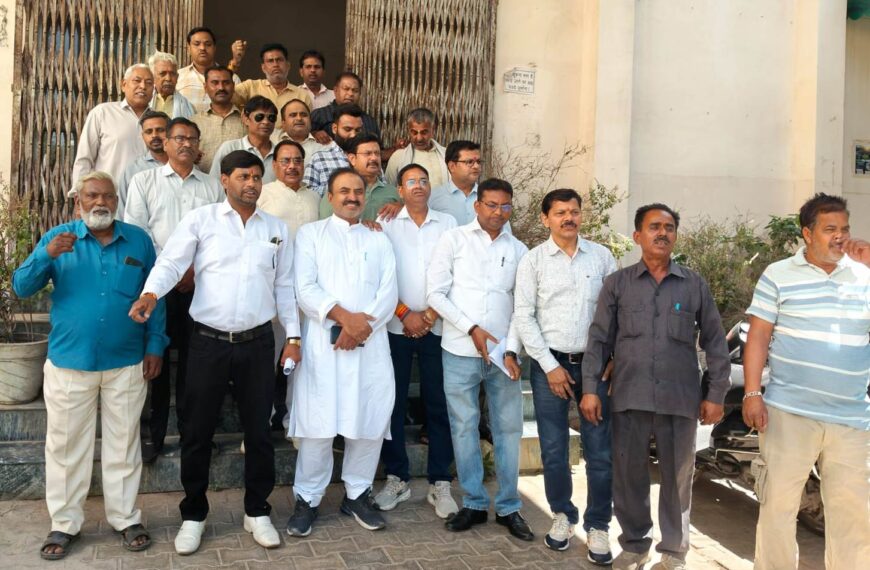 प्रीपेड स्मार्ट मीटर पर रोक लगाने की मांग, व्यापारियों ने सौंपा ज्ञापन