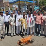 खड़गे और पवन खेड़ा के समर्थन में कांग्रेस का प्रदर्शन, पुतला दहन