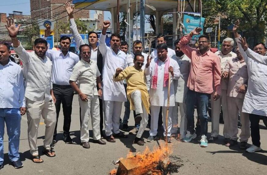 खड़गे और पवन खेड़ा के समर्थन में कांग्रेस का प्रदर्शन, पुतला दहन