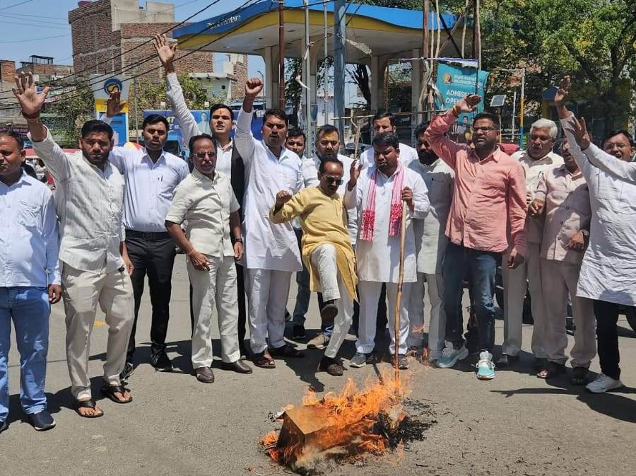 खड़गे और पवन खेड़ा के समर्थन में कांग्रेस का प्रदर्शन, पुतला दहन