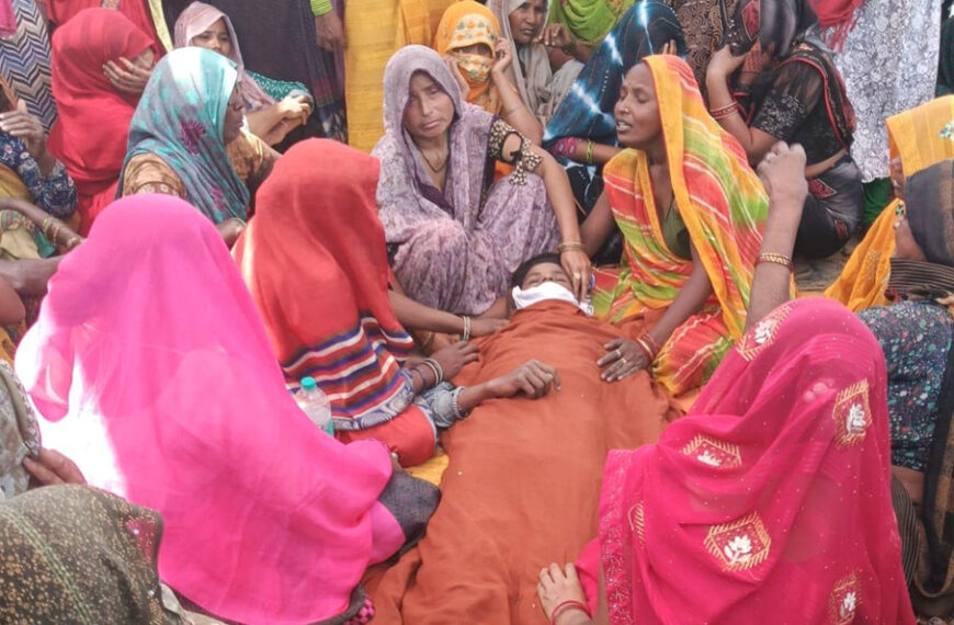 हाईटेंशन लाइन की चपेट में आने से किशोर की मौत, आक्रोशित ग्रामीणों ने लगाया जाम