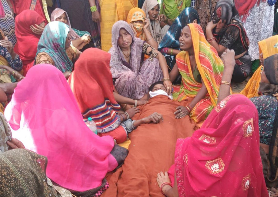 हाईटेंशन लाइन की चपेट में आने से किशोर की मौत, आक्रोशित ग्रामीणों ने लगाया जाम
