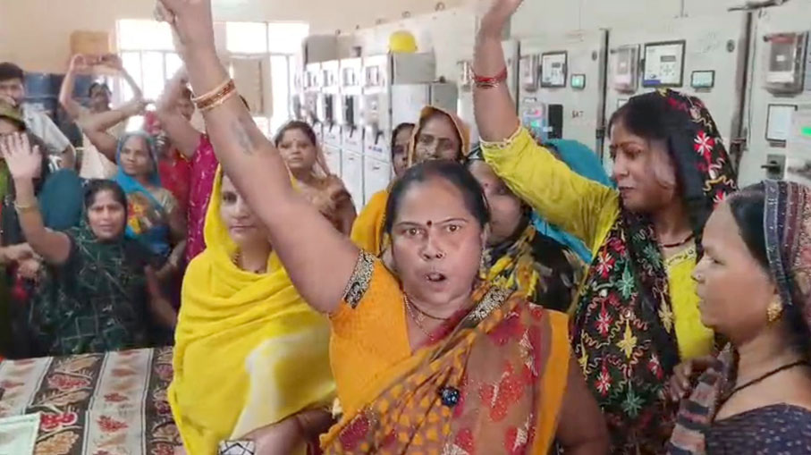 स्मार्ट मीटरों के खिलाफ महिलाओं का फूटा गुस्सा