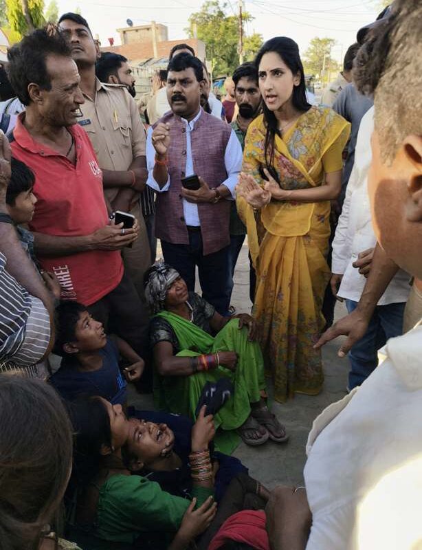 घायलों की मदद के लिए सदर विधायक अदिति सिंह ने रोका काफिला