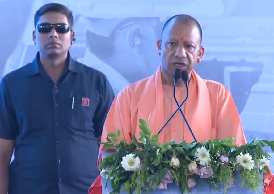 मुख्यमंत्री योगी ने टाटा मोटर्स प्लांट में 10 लाखवीं गाड़ी को किया फ्लैग ऑफ