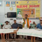 विधायक के जन्मदिन पर भाजपा नेता ने वृद्धाश्रम और अस्पताल में किया फल वितरण