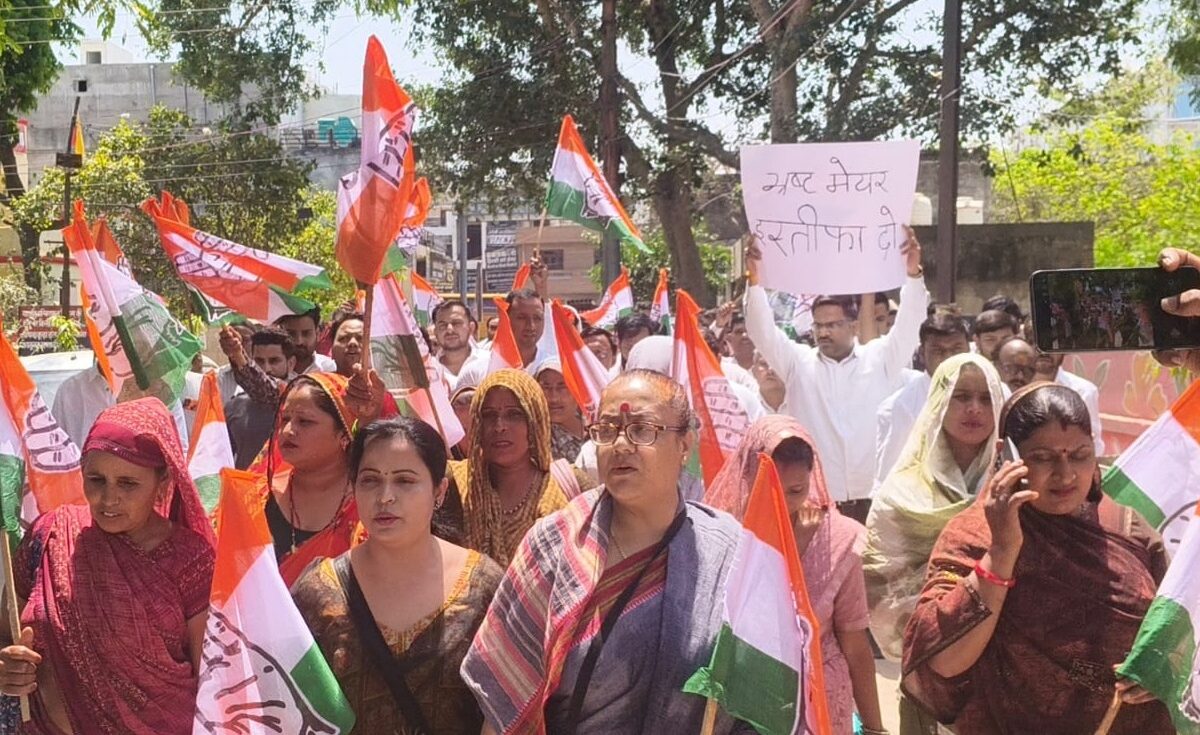 नौका दुर्घटना को लेकर कांग्रेस का नगर निगम पर प्रदर्शन, मेयर से इस्तीफे की मांग