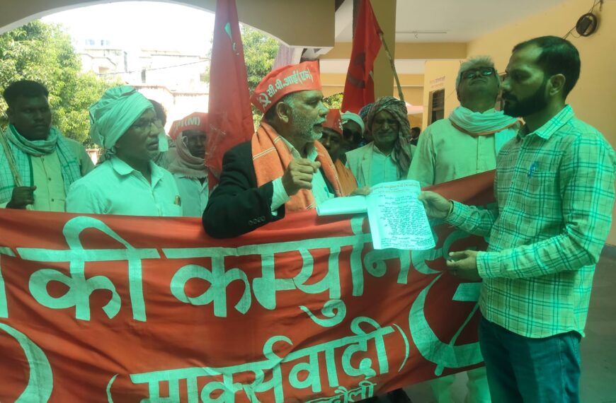 श्रमिकों की मांगों के समर्थन में सौंपा ज्ञापन