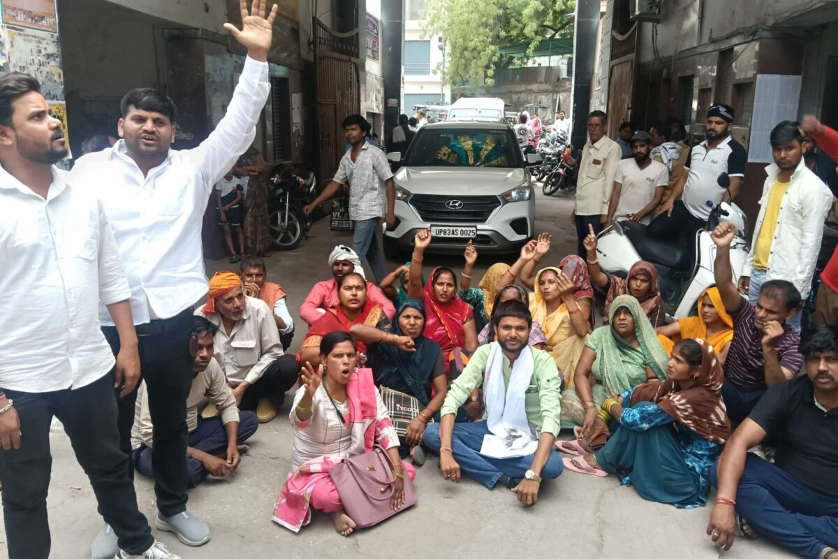 दो साल बाद भी नहीं शुरू हुआ गली निर्माण, नाराज लोगों का नगर निगम पर धरना