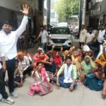 दो साल बाद भी नहीं शुरू हुआ गली निर्माण, नाराज लोगों का नगर निगम पर धरना