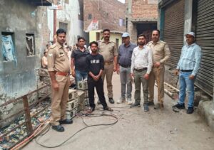 बिजली चोरी पर कार्रवाई, नौ ई-रिक्शा चार्ज करते&hellip;