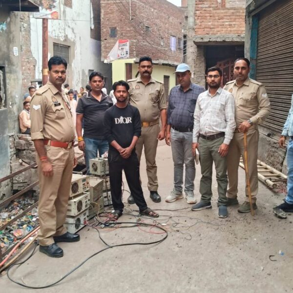 बिजली चोरी पर कार्रवाई, नौ ई-रिक्शा चार्ज करते&hellip;