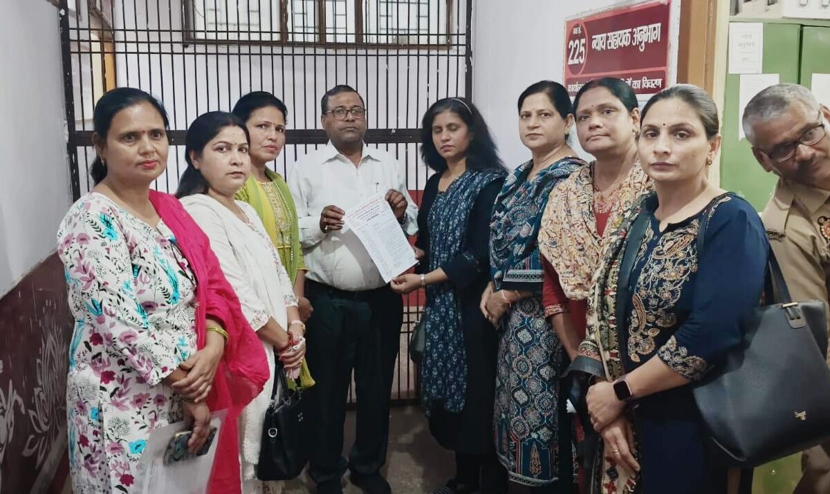 महिला शिक्षक संघ ने डीएम को सौंपा ज्ञापन