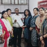 महिला शिक्षक संघ ने डीएम को सौंपा ज्ञापन