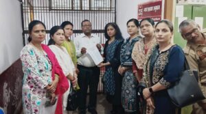 महिला शिक्षक संघ ने डीएम को सौंपा ज्ञापन