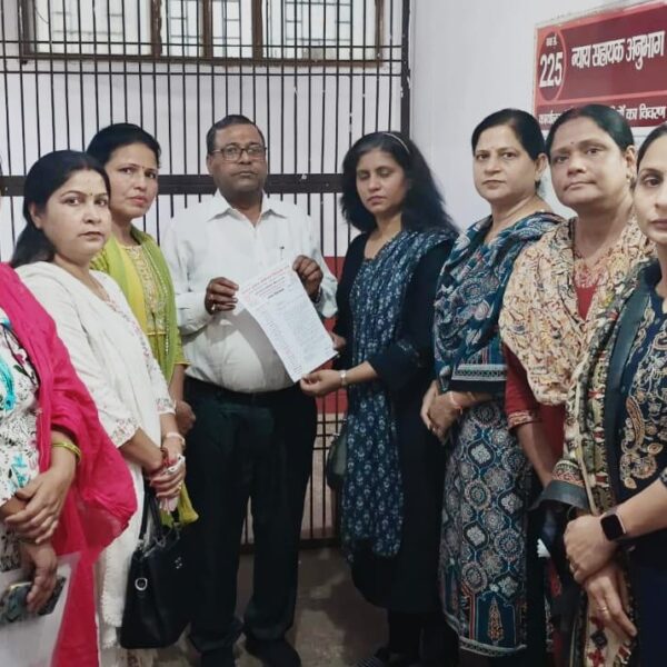 महिला शिक्षक संघ ने डीएम को सौंपा ज्ञापन
