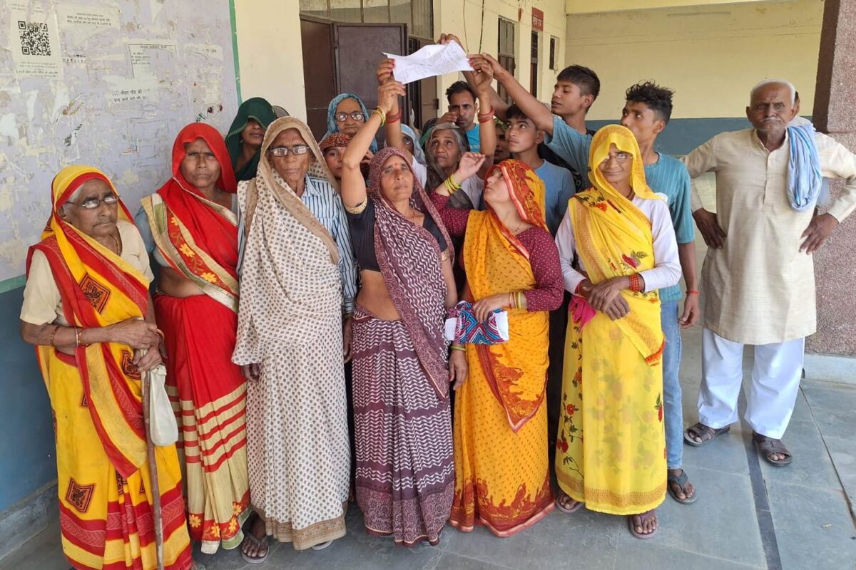 बिजली बिलों से परेशान ग्रामीणों का प्रदर्शन, स्मार्ट मीटर हटाने की मांग