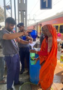 स्काउट्स एवं गाइड्स आगरा मंडल ने स्टेशनों पर&hellip;