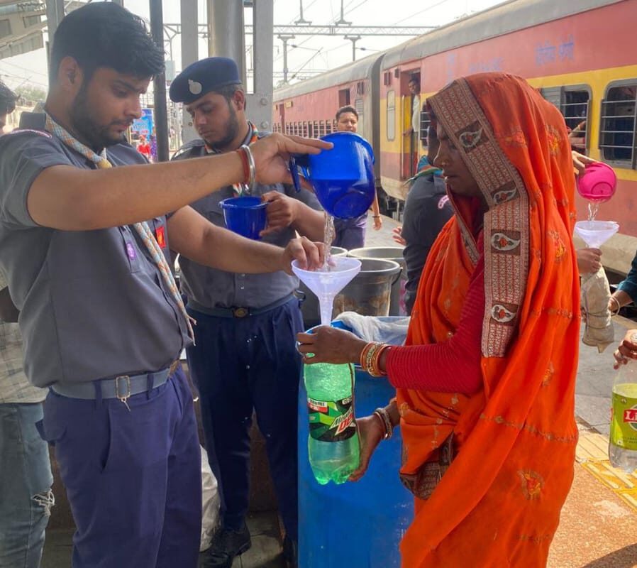 स्काउट्स एवं गाइड्स आगरा मंडल ने स्टेशनों पर यात्रियों के लिए पानी की प्याऊ की&hellip;