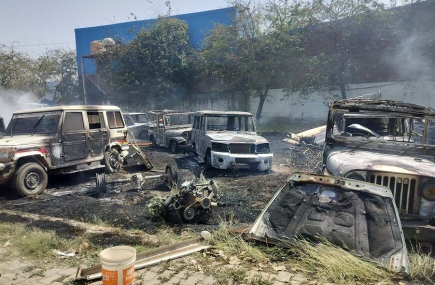 स्क्रैप वाहनों में भीषण आग, लाखों का नुकसान