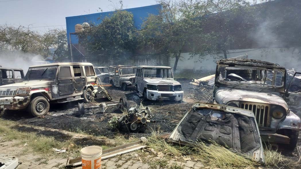 स्क्रैप वाहनों में भीषण आग, लाखों का नुकसान