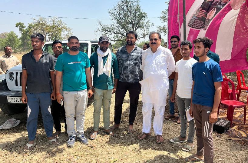 पूर्व विधायक मुन्ना भैया ने क्रिकेट टूर्नामेंट का किया उद्घाटन