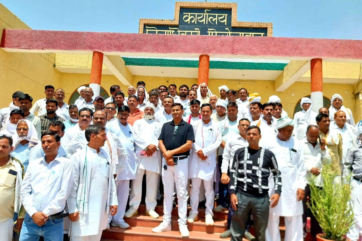 प्रधानों का कलक्ट्रेट पर प्रदर्शन, प्रशासन के खिलाफ नारेबाजी