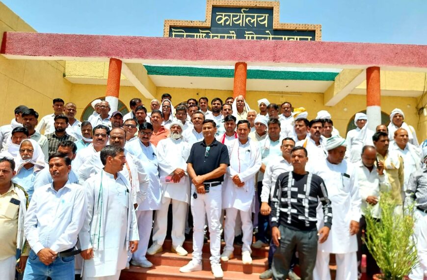 प्रधानों का कलक्ट्रेट पर प्रदर्शन, प्रशासन के खिलाफ नारेबाजी